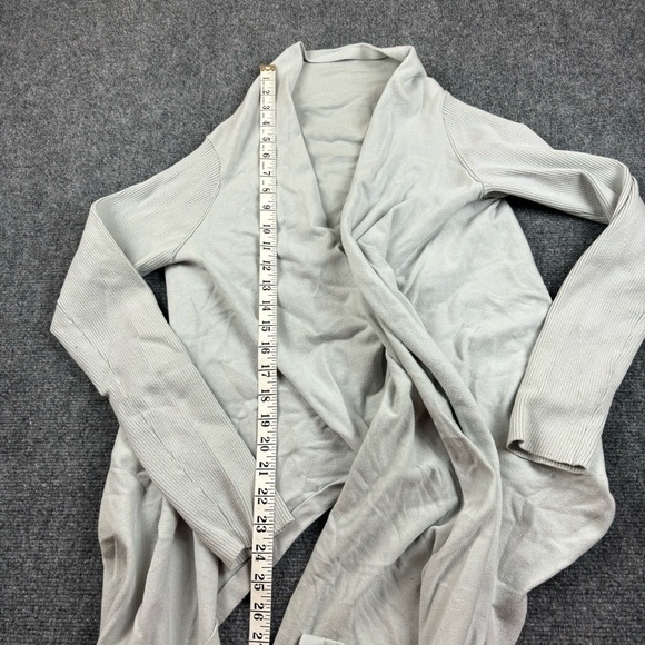 FABLETICS Women’s Savannah Light Grey Wrap Around Long Sleeve Sweater sz: Medium - Picture 7 of 7